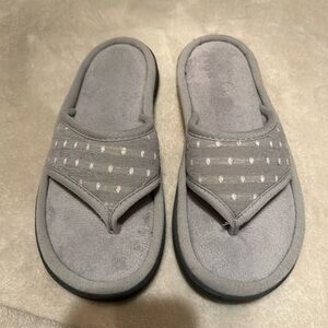 Isotoner Comfort Knit Thong Women’s slippers
